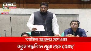 অনলাইন বেটিং প্ল্যাটফর্ম যাচাই করার আগে মোবাইল ব্যবহারকারী সতর্কভাবে তথ্য মিলিয়ে দেখছেন
