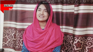 একজন ব্যবহারকারী মোবাইলে পার্টনার প্রোগ্রাম সম্পর্কিত তথ্য যাচাই করছেন